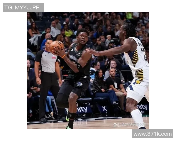 黄蜂与森林狼激战正酣双方球员全力以赴争夺胜利 黄蜂与森林狼激战正酣双方球员全力以赴争夺胜利